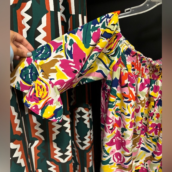 Off the shoulder tropical smocked top size large - Picture 4 of 7